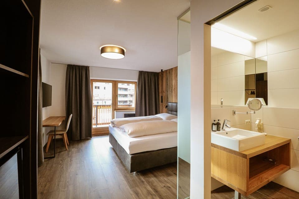 Hypo-allergenic bedding, in-room safe, desk, free cribs/infant beds