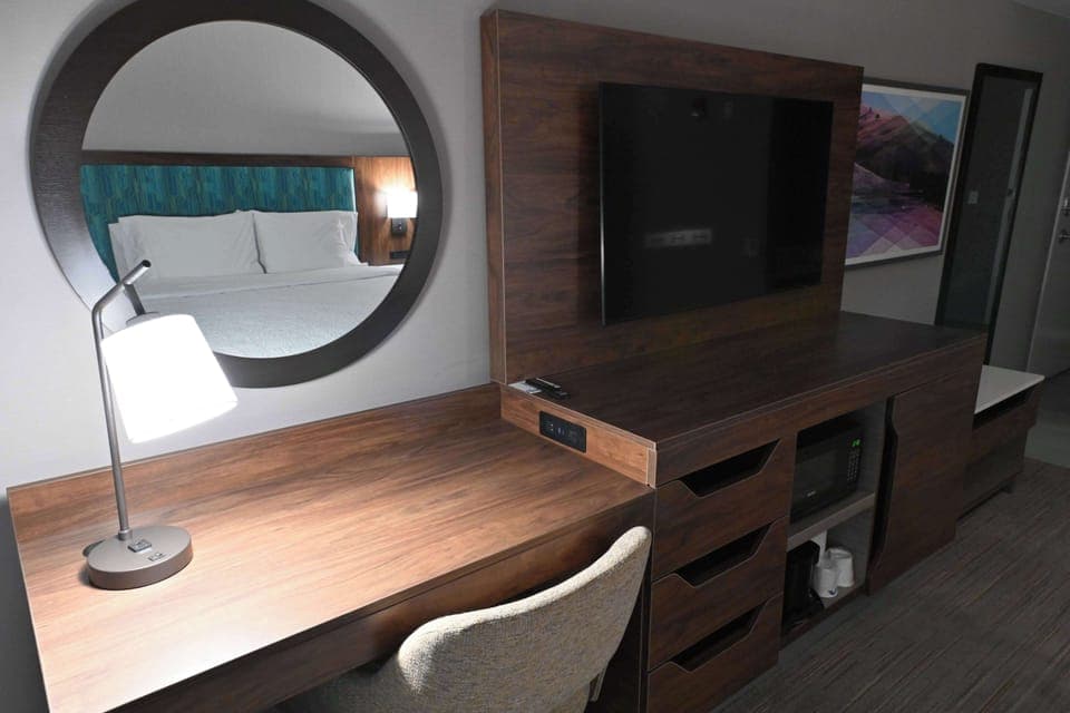 Room, 1 King Bed, Accessible, Non Smoking | Minibar, in-room safe, iron/ironing board, cribs/infant beds