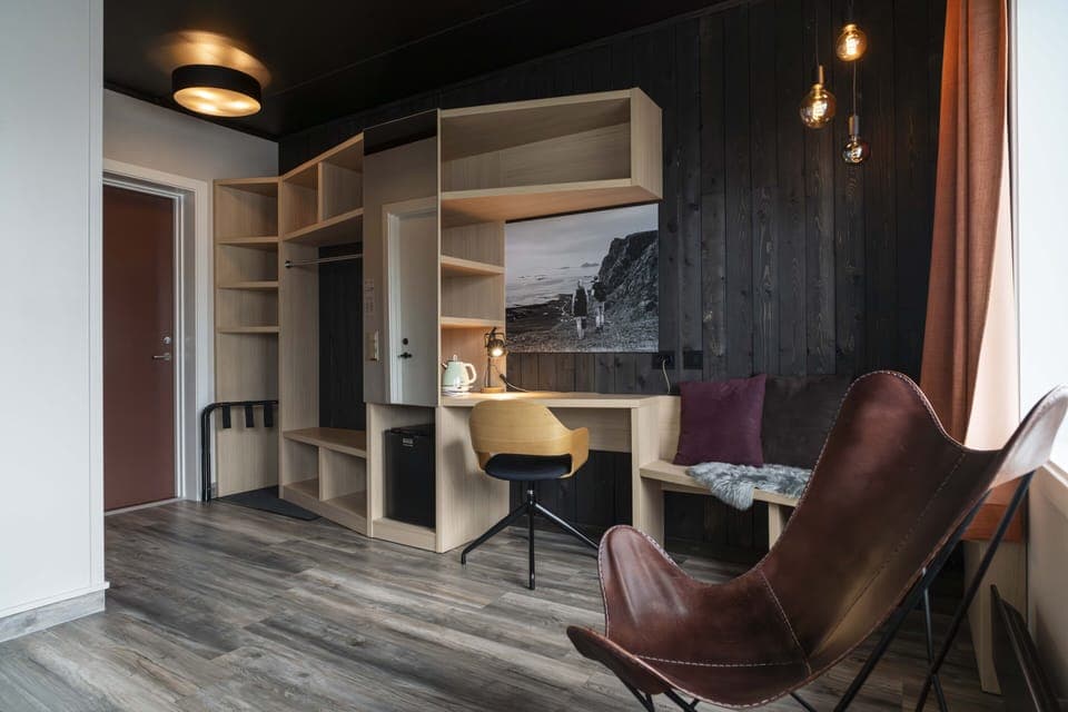 Design Twin Room | Desk, free WiFi, bed sheets