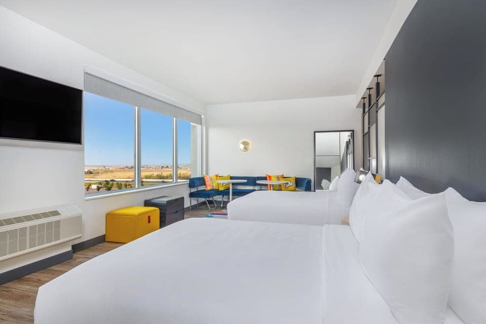 Breezy, Suite, 1 Bedroom | Pillowtop beds, minibar, in-room safe, desk