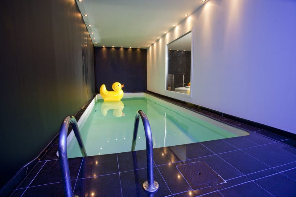 Indoor pool, open 10:00 AM to 7:00 PM, sun loungers