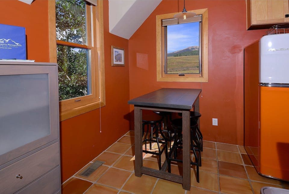 Dining nook w/4 stools