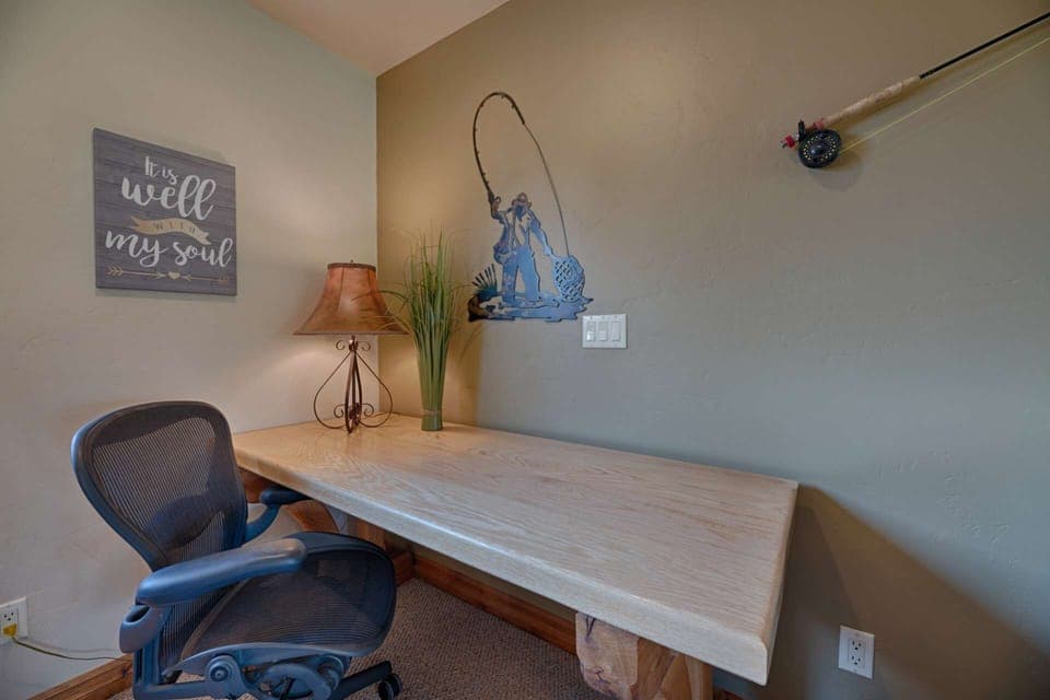 Workspace in Loft w/ Blazing fast Starlink Internet!