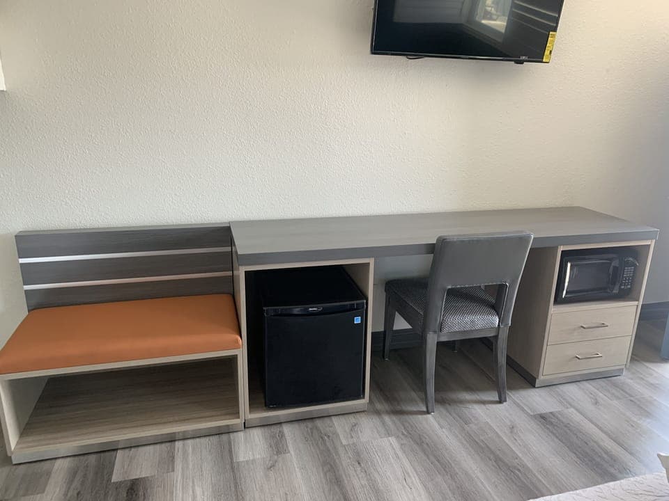 Business Single Room | Living area | 47-inch LED TV with cable channels, TV, pay movies