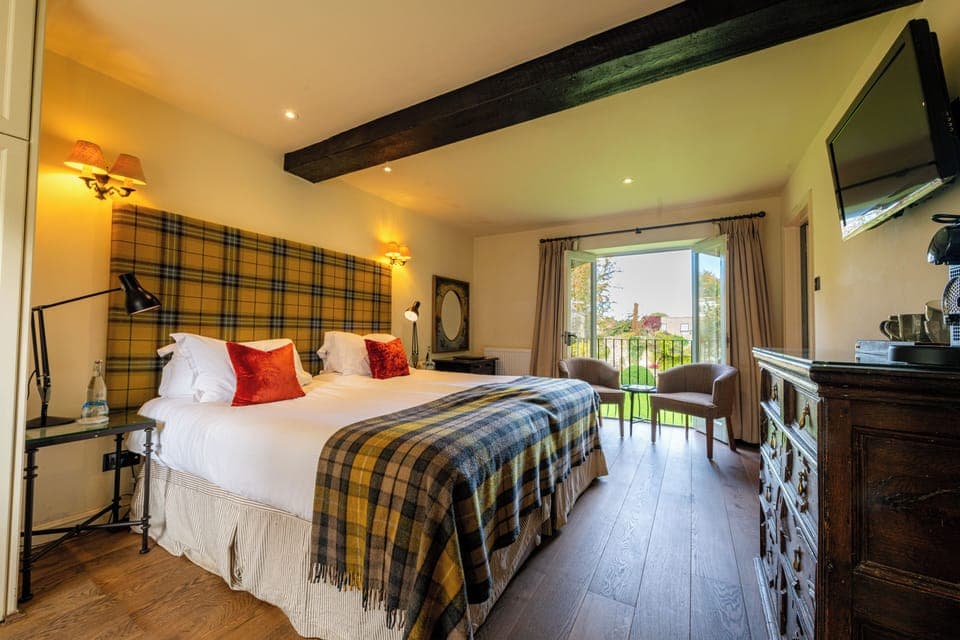 Classic Garden | Premium bedding, in-room safe, desk, iron/ironing board