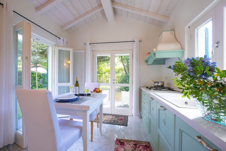 Full-size fridge, oven, stovetop, dishwasher