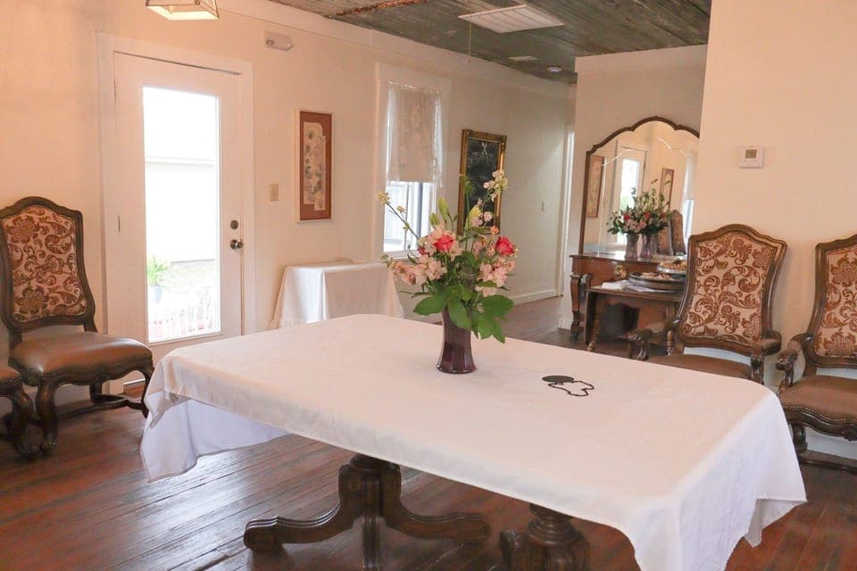 Diningroom with a HUGE diner table 