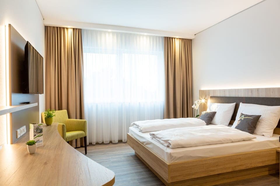 Desk, soundproofing, free WiFi