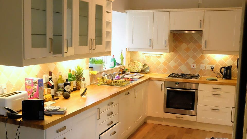 Well-equipped fitted kitchen