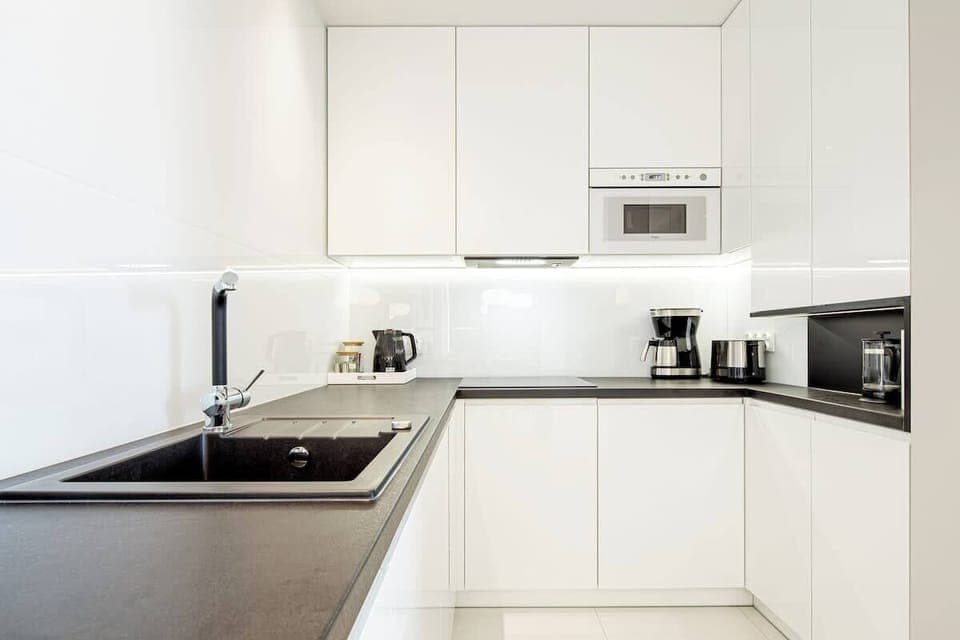 Modern, fully equipped kitchenette. 