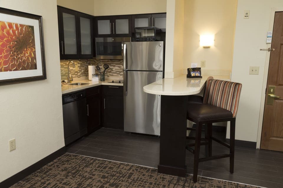 Full-size fridge, microwave, stovetop, dishwasher