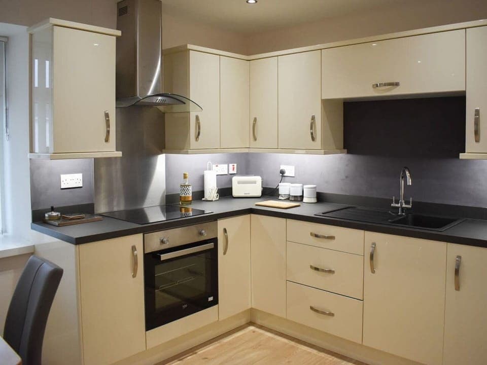 Cottage | Private kitchen | Fridge, microwave, oven, stovetop