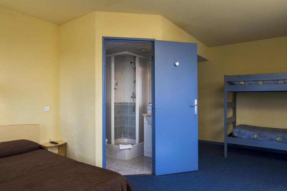 Desk, blackout drapes, free cribs/infant beds