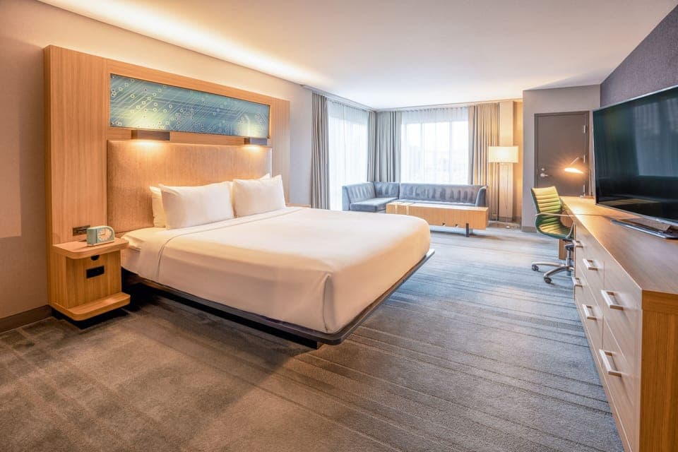 Premium bedding, in-room safe, desk, iron/ironing board