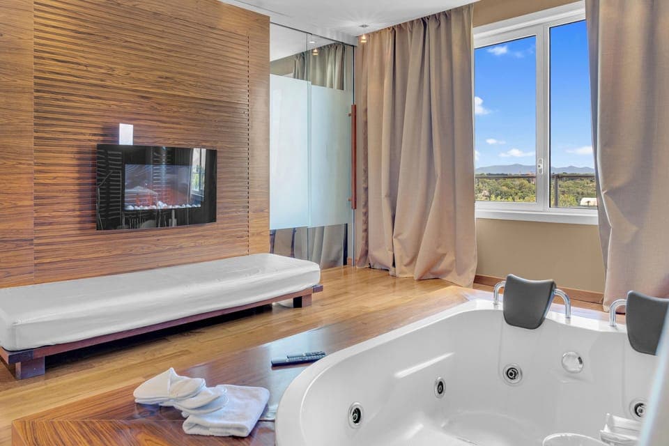 Grand Suite Experience | Minibar, in-room safe, desk, blackout drapes