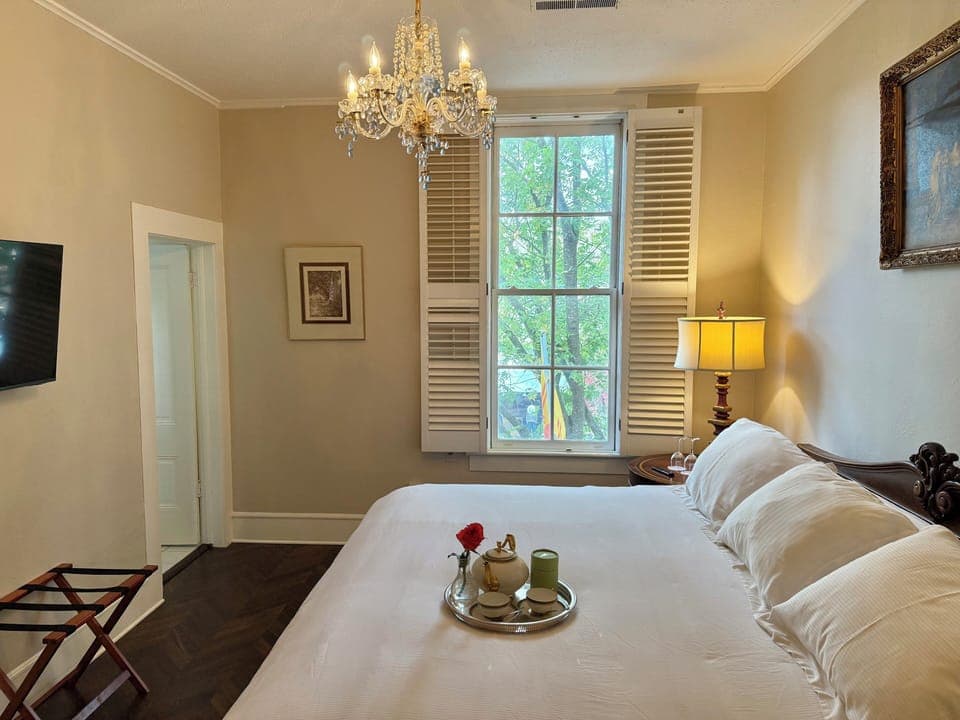 Deluxe Room, 1 King Bed | Iron/ironing board, free WiFi, bed sheets