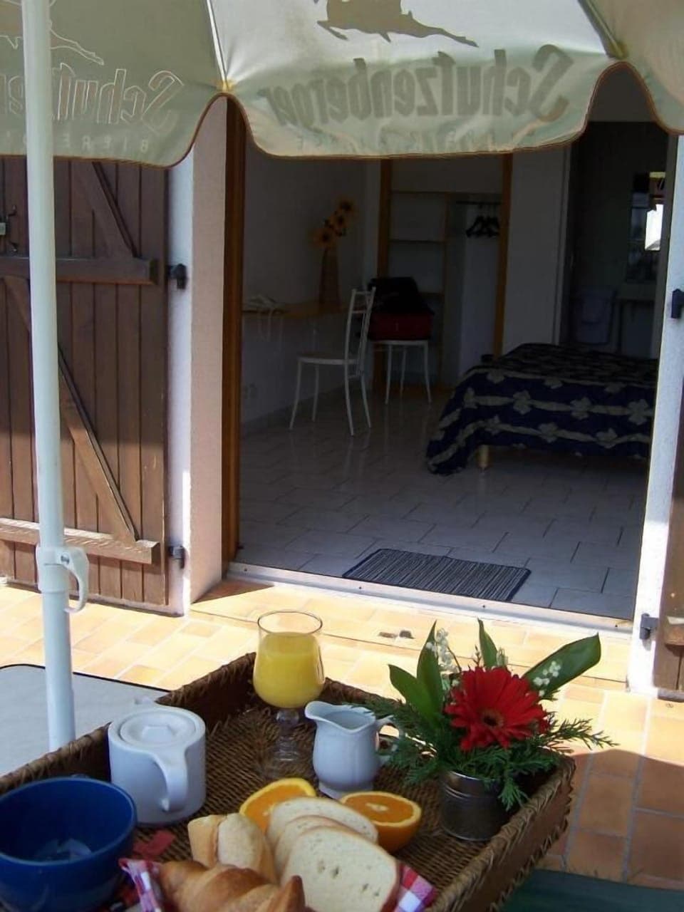 Breakfast, lunch, dinner served; Regional cuisine 