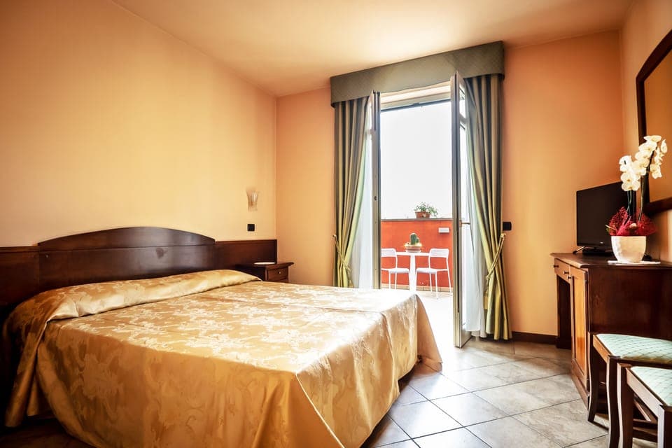 1 bedroom, in-room safe, desk, blackout drapes