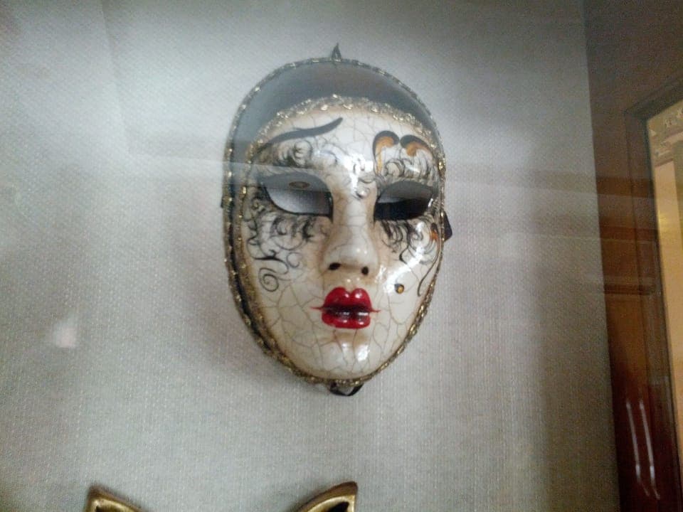 Check-in/check-out kiosk