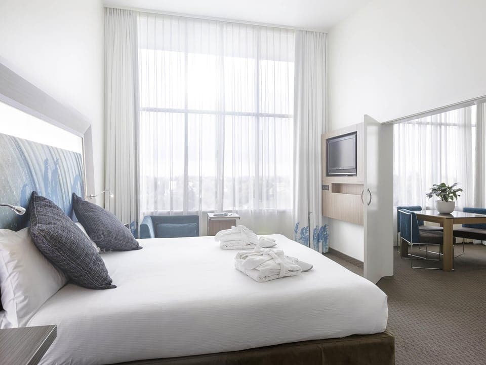 Suite, 1 King Bed | In-room safe, desk, laptop workspace, blackout drapes