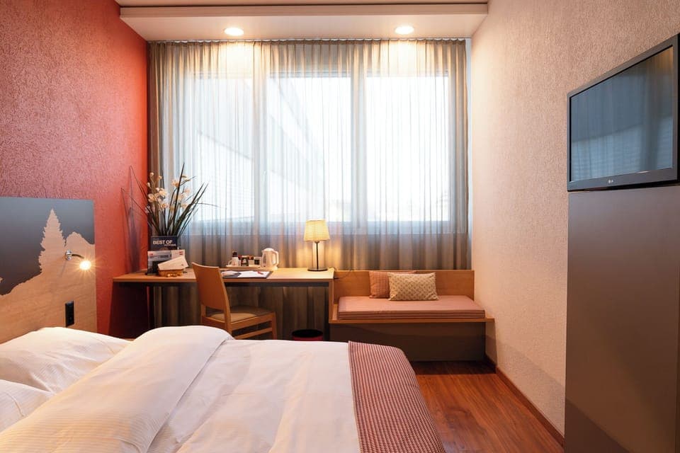 Minibar, in-room safe, desk, free WiFi