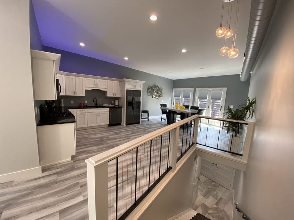 Full-size fridge, microwave, oven, stovetop
