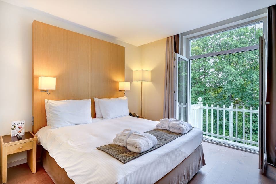 In-room safe, desk, soundproofing, free cribs/infant beds