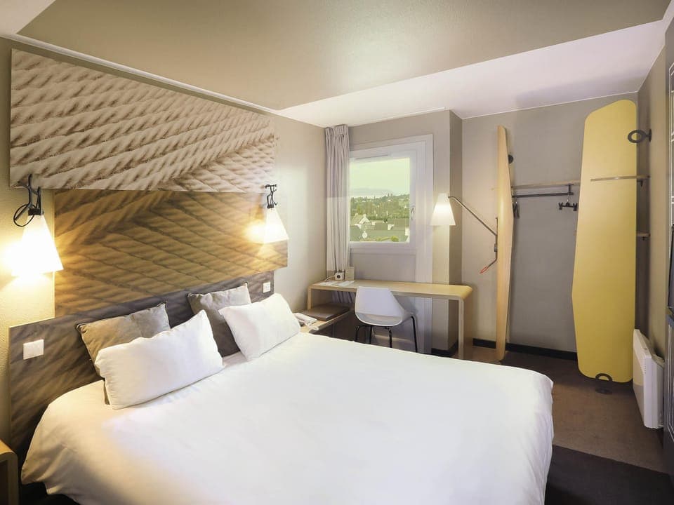 Premium bedding, in-room safe, desk, soundproofing