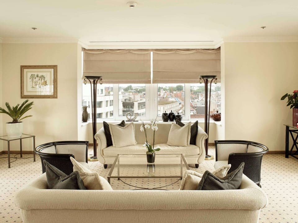 Presidential Suite (Duplex, Royal Sinjoor) | Living area | 42-inch LCD TV with satellite channels, TV