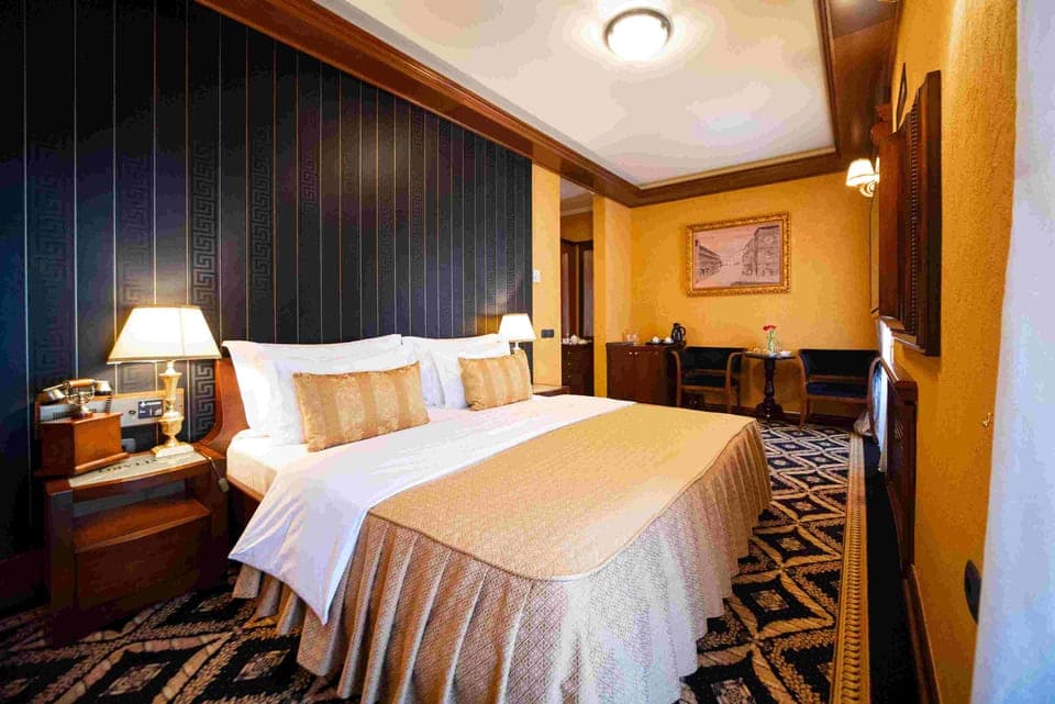 Double Room, City View | Minibar, in-room safe, desk, soundproofing