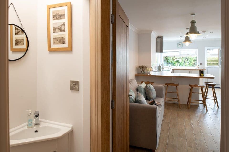Lakeview - hallway through to kitchen