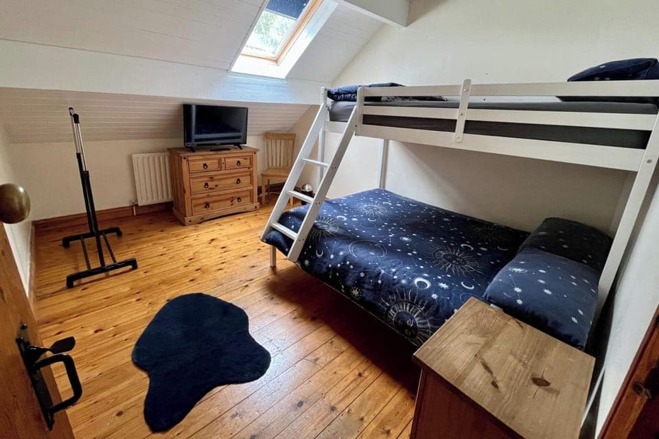 4 bedrooms, iron/ironing board, free WiFi, bed sheets