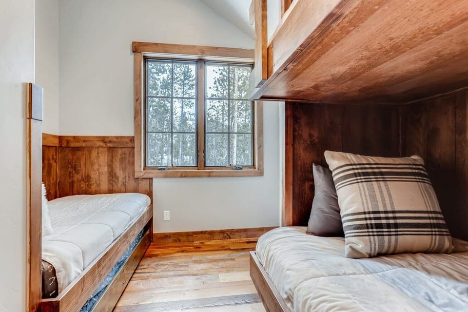 Bunk Room with 4 twins