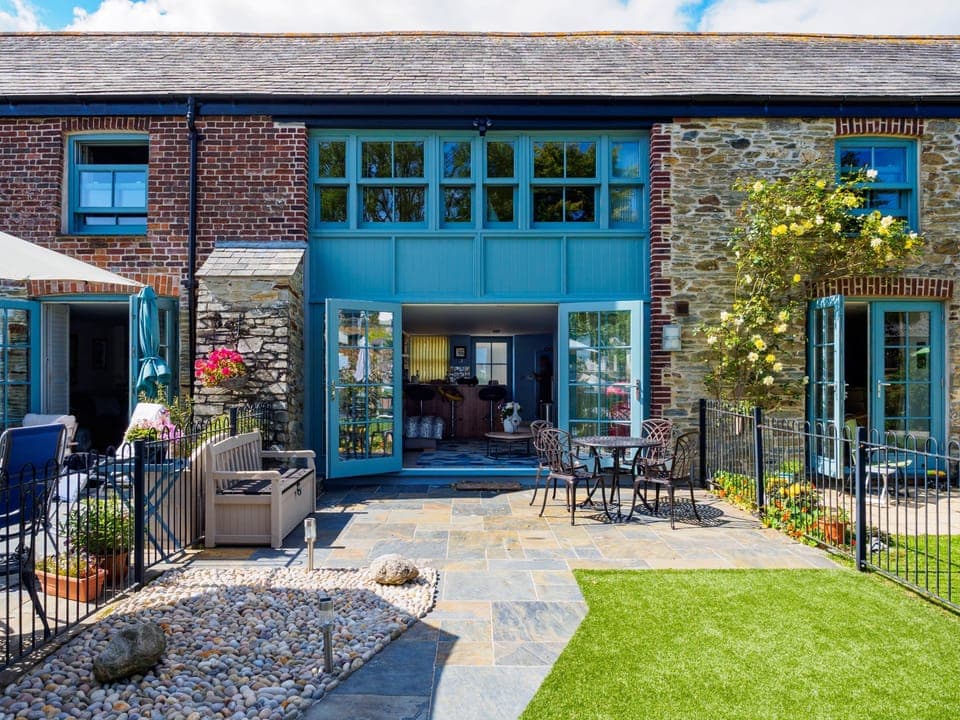 The Old Smoke House, Charlestown. Stunning patio accompanied by glorious sea views