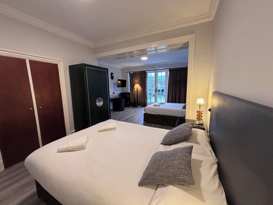 Classic Quadruple Room | Desk, laptop workspace, iron/ironing board, free WiFi