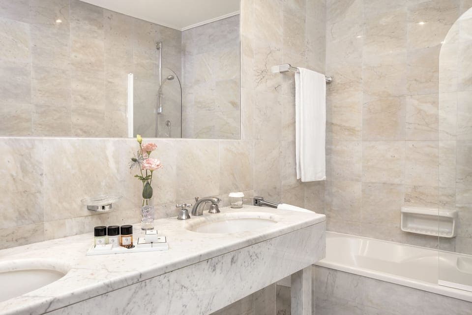 Combined shower/tub, hair dryer, bidet, towels