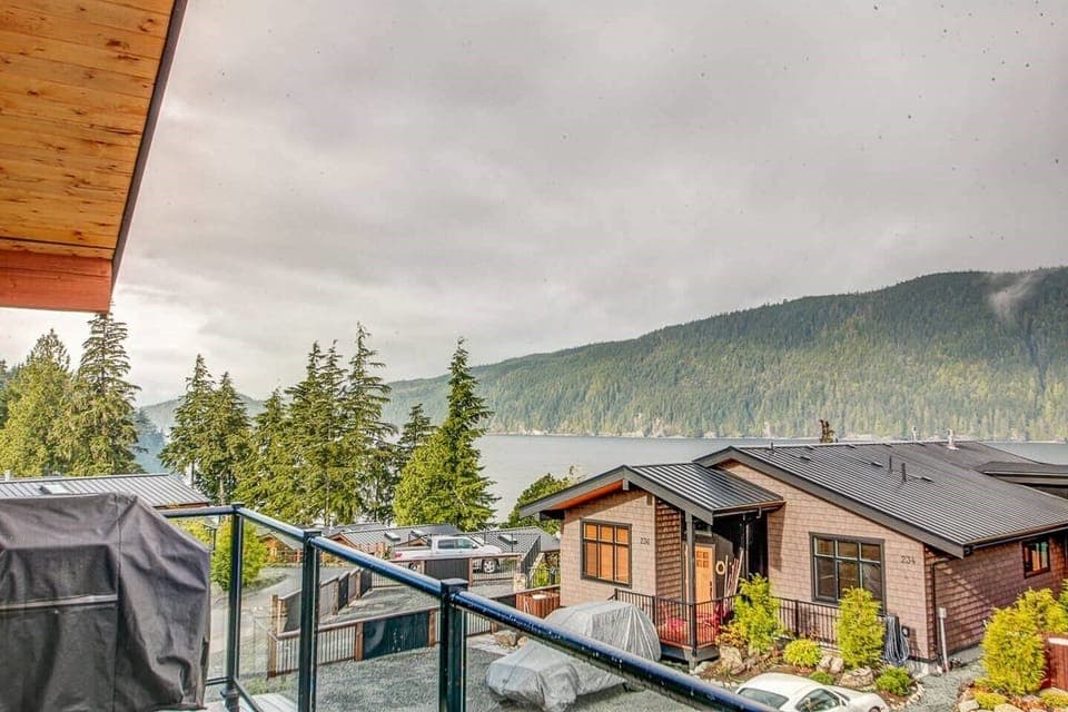 Stellar ocean and mountain views from outside the large balcony 
