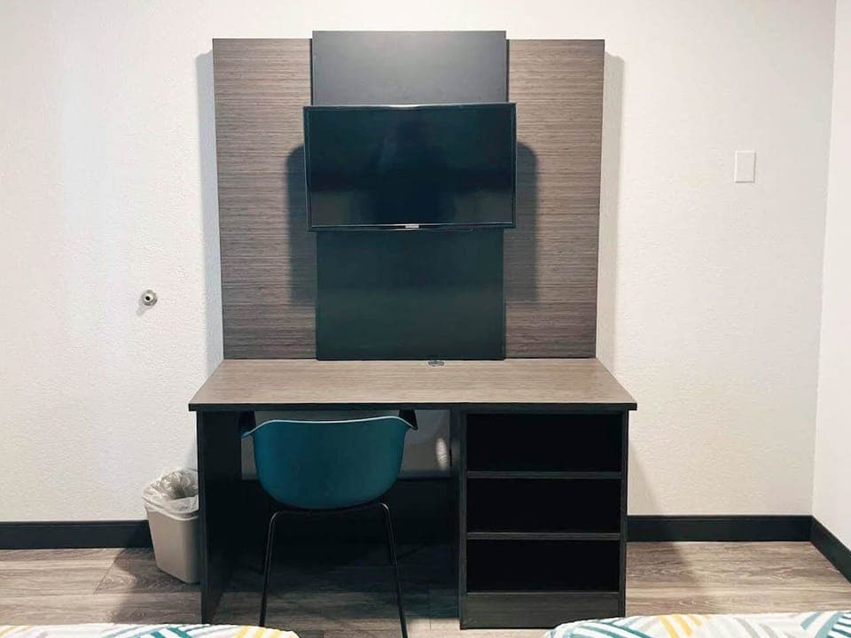 Blackout drapes, free WiFi, bed sheets