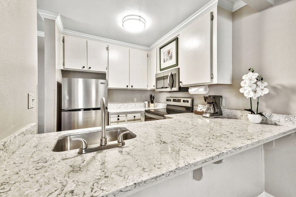 Deluxe Suite, 2 Bedrooms | Private kitchen | Microwave, coffee/tea maker