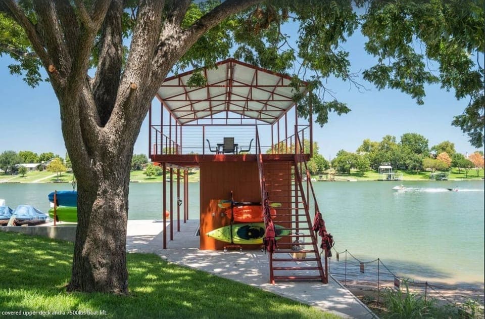 New Boat dock with 7500lb boat lift