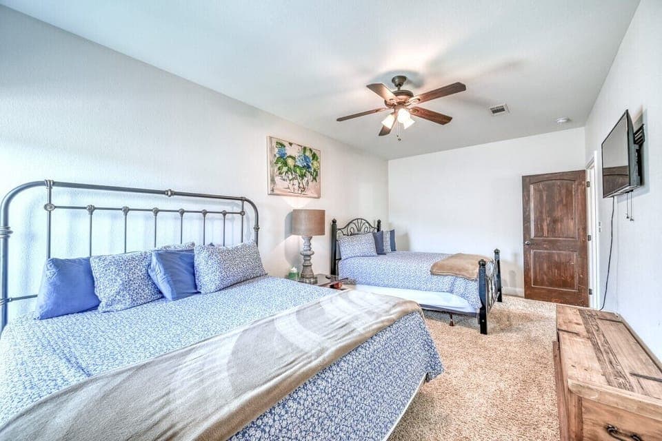 Bedroom 3 - 1 king and 1 queen bed