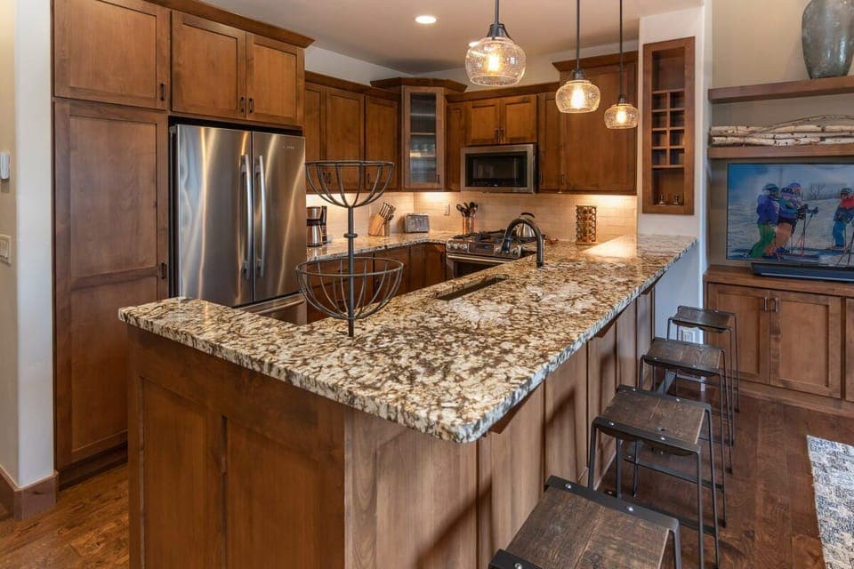 Open kitchen & breakfast bar off the living room