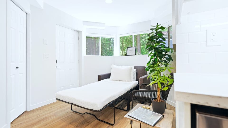 Pull-out bed in front entrance for one guest. Forest and garden views.