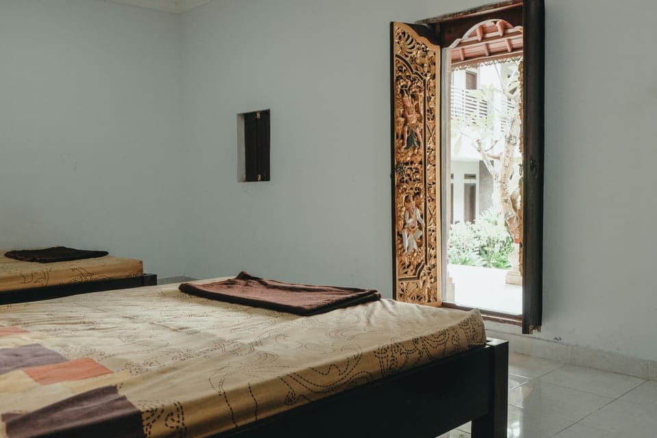 Free WiFi, bed sheets