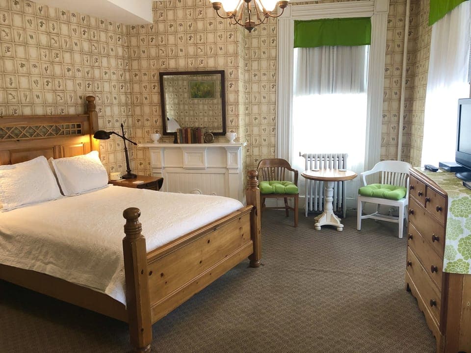 Room 2: queen & twin bed, private bath, TV, A/C, Wifi, 2nd floor West facing