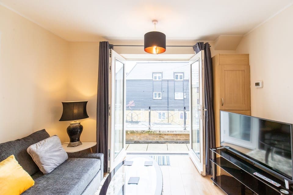 Deluxe Apartment, Private Bathroom, City View | Lounge