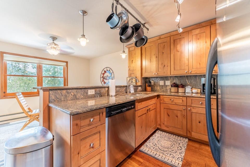 Townhome, 3 Bedrooms, Mountain View | Private kitchen | Oven