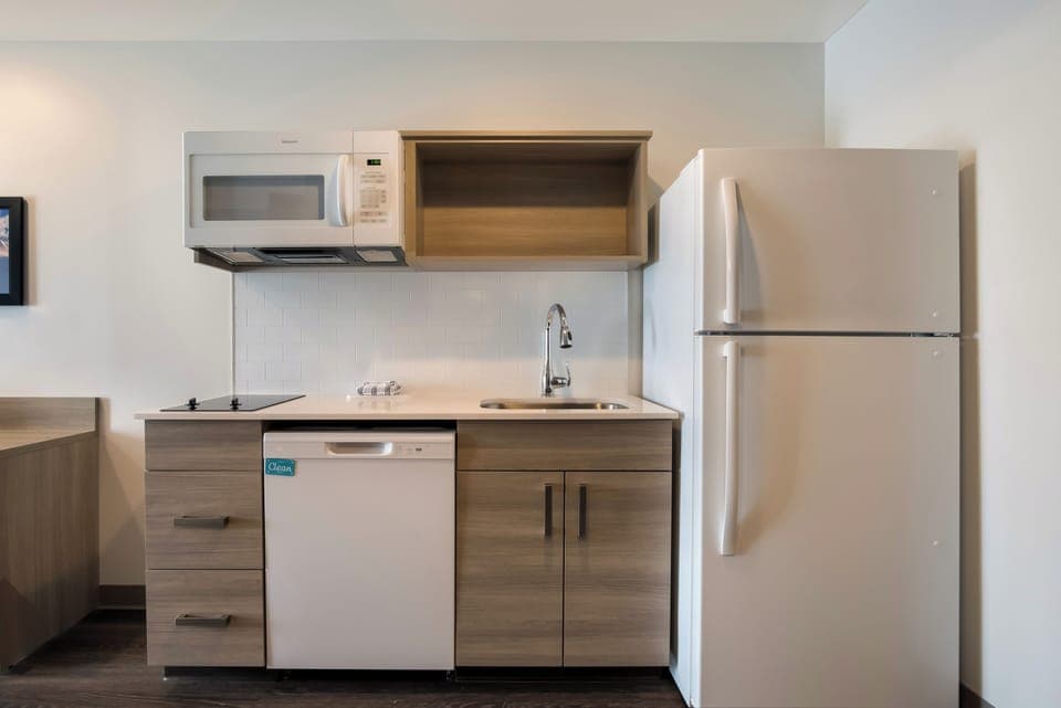 Full-size fridge, microwave, stovetop
