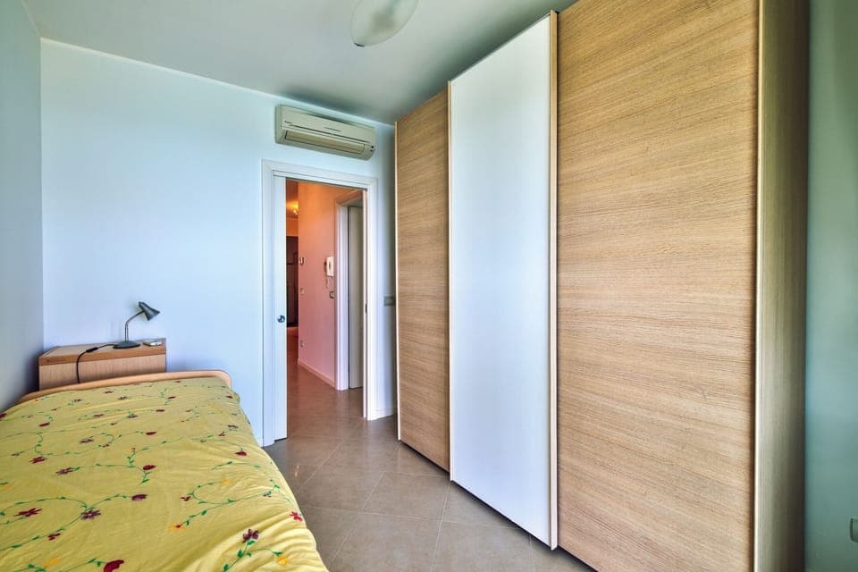 Single bed with pull out bed