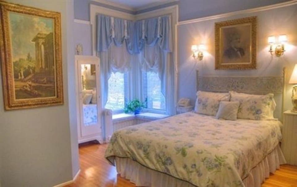 Classic Room, 1 Queen Bed | Premium bedding, soundproofing, iron/ironing board, free WiFi
